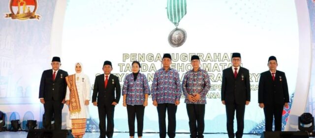 Nanang Ermanto dan Winarni Terima Tanda Kehormatan Satyalancana Wira Karya