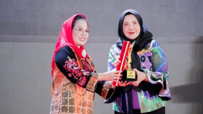 Walikota Eva Dwiana Terima Penghargaan sebagai Pembina Koperasi Andalan dari Dekopin
