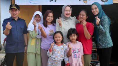 Riana Sari Berikan Bantuan Sembako dan Alat Steam untuk Warga Gadingrejo