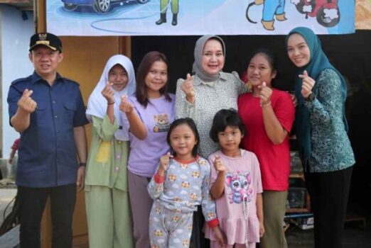 Riana Sari Berikan Bantuan Sembako dan Alat Steam untuk Warga Gadingrejo