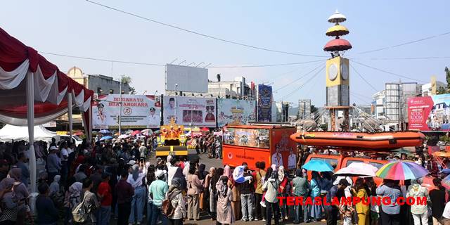 Walikota Eva Dwiana Lepas Pawai Kendaraan Hias dan Parade Budaya