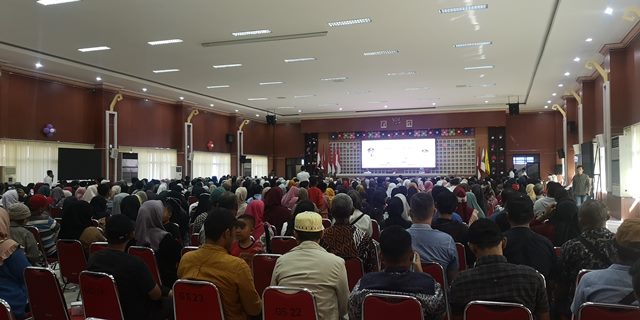 Pemkot Bandarlampung Serahkan 700 Payung dan Tripod kepada Pedagang Kecil dan Menengah