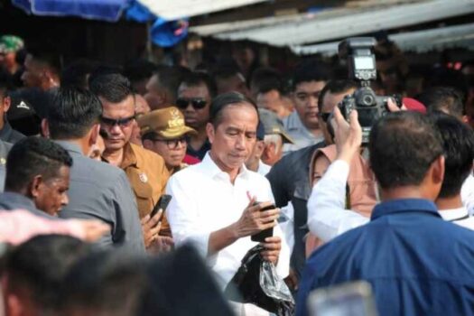 Pj. Gubernur Samsudin Dampingi Kunjungan Presiden Jokowi ke Pasar Sentral Kota Bumi