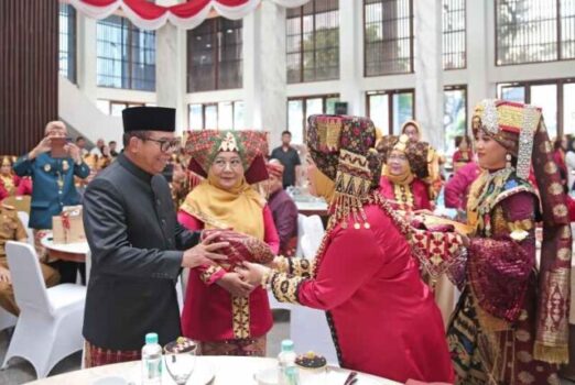 Pj. Gubernur Samsudin Kukuhkan Dwita Ria Gunadi sebagai Ketua Umum DPP Mighrul Lappung Bersatu