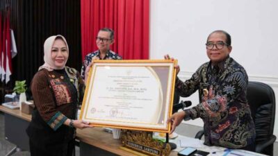 Pj. Gubernur Samsudin Raih Penghargaan dari Menteri PDTT Abdul Halim Iskandar