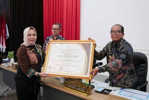 Pj. Gubernur Samsudin Raih Penghargaan dari Menteri PDTT Abdul Halim Iskandar