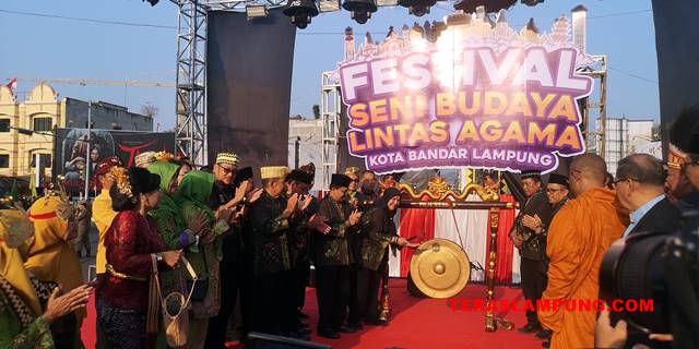 Walikota Eva Dwiana Buka Festival Seni Budaya Lintas Agama di Tugu Adipura