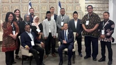 Jarum Demokrasi: Pertemuan Aktivis dan Intelektual Indonesia dengan Presiden Israel Ganggu Agenda Politik Nasional