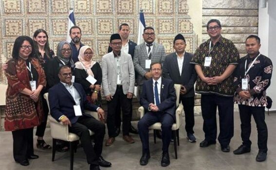 Jarum Demokrasi: Pertemuan Aktivis dan Intelektual Indonesia dengan Presiden Israel Ganggu Agenda Politik Nasional