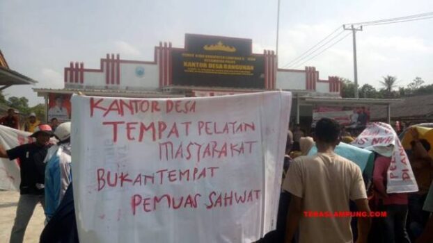 Diduga Melakukan Asusila, Oknum Kades di Lampung Selatan Digeruduk Ratusan Warga