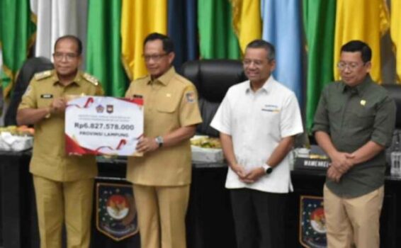 Pj Gubernur Lampung Terima Insentif Fiskal Pengendalian Inflasi Daerah
