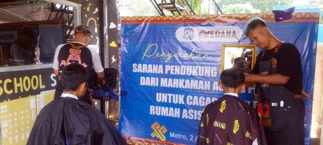Ada Pangkas Rambut Gratis di Jumber MA Peduli