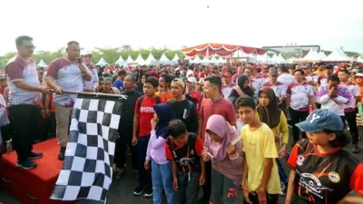 Bertabur Hadiah, Puluhan Ribu Masyarakat Antusias Ikut Jalan Sehat di Lapangan Way Handak Expo