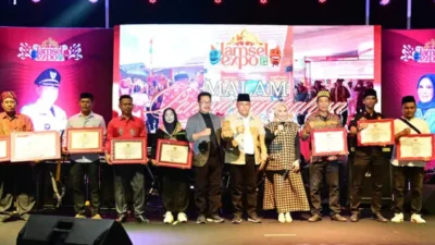 Bupati Lampung Selatan Beri Penghargaan Kepada Desa Berprestasi