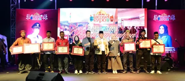 Bupati Lampung Selatan Beri Penghargaan Kepada Desa Berprestasi