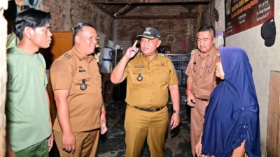Bupati Lampung Selatan Berikan Bantuan Bedah Rumah Kepada Dua Warga Kecamatan Kalianda