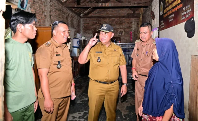 Bupati Lampung Selatan Berikan Bantuan Bedah Rumah Kepada Dua Warga Kecamatan Kalianda