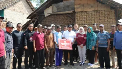 Bupati Nanang Ermanto Serahkan Bantuan Bedah Rumah di Kecamatan Bakauheni dan Rajabasa