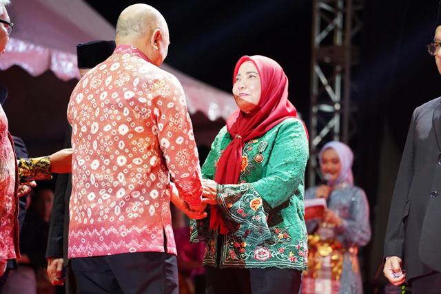 Dinilai Berhasil Membina Koperasi dan UMKM, Walikota Eva Dwiana Raih Satya Lencana Wira Karya