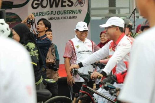 HUT RI ke-79, Pj. Gubernur Samsudin Lepas 2000 Peserta Gowes Bareng Menuju Kota Baru