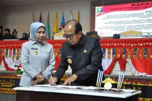 Pj. Gubernur Lampung dan Ketua DPRD Tandatangani Persetujuan Bersama Raperda APBD 2025