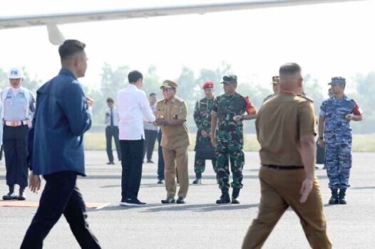 Pj. Gubernur Samsudin Sambut Kedatangan Presiden Joko Widodo di Bandara Raden Intan II