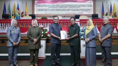 Sekdaprov Lampung Serahkan Dokumen Rancangan Perubahan KUA dan PPAS 2024 serta Rancangan KUA dan PPAS 2025