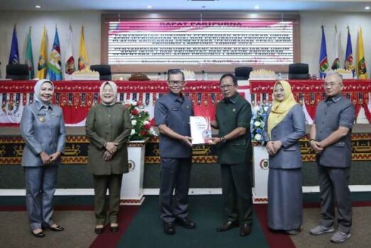Sekdaprov Lampung Serahkan Dokumen Rancangan Perubahan KUA dan PPAS 2024 serta Rancangan KUA dan PPAS 2025