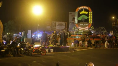 Tugu Pancasila Jadi Sarana Hiburan, Kadis Kominfo Anasrullah Hibur Masyarakat Kalianda