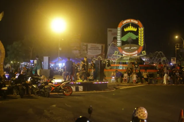 Tugu Pancasila Jadi Sarana Hiburan, Kadis Kominfo Anasrullah Hibur Masyarakat Kalianda