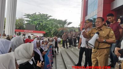 Soal Uang Koperasi Betik Gawi,Ratusan Pensiunan Guru SD Gelar Aksi di Kantor Pemkot Bandarlampung