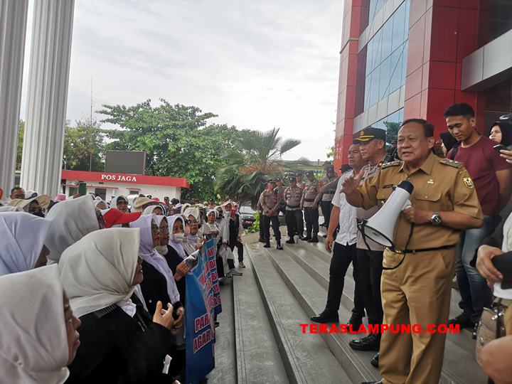Soal Uang Koperasi Betik Gawi,Ratusan Pensiunan Guru SD Gelar Aksi di Kantor Pemkot Bandarlampung