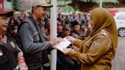 Walikota Eva Dwiana Salurkan Dana Operasional Pamong Kelurahan