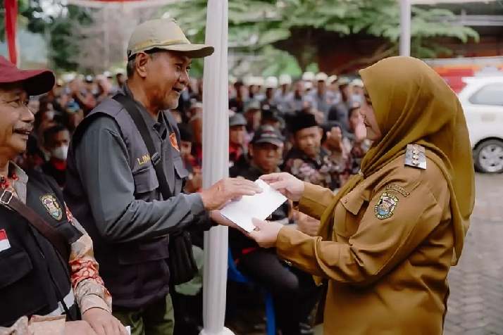 Walikota Eva Dwiana Salurkan Dana Operasional Pamong Kelurahan