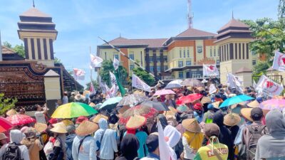 Naik Puluhan Truk, Ratusan Petani Geruduk Polda Lampung Tuntut Berantas Mafia Tanah