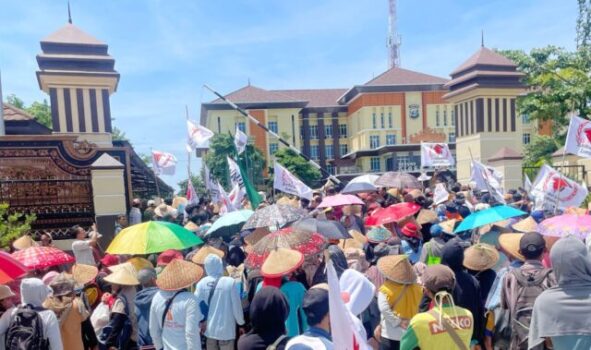 Naik Puluhan Truk, Ratusan Petani Geruduk Polda Lampung Tuntut Berantas Mafia Tanah