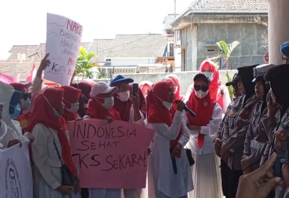 Tuntut Ada Penerimaan P3K, Ratusan Bidan di Lampung Utara Datangi DPRD