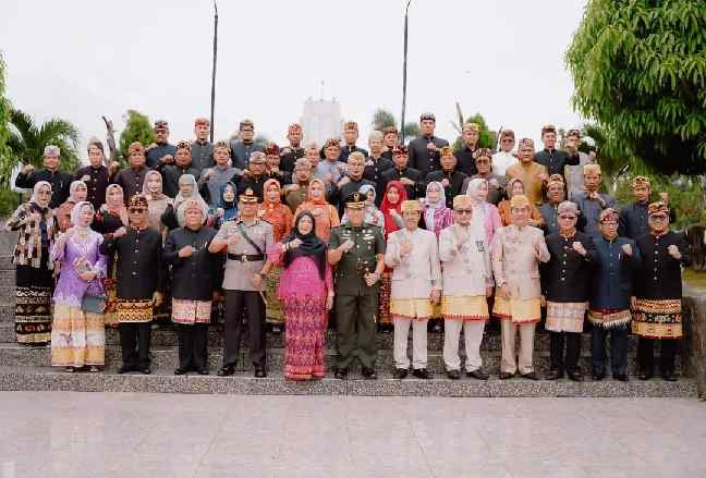 Walikota Bandarlampung Lakukan Tabur Bunga di Taman Makam Pahlawan