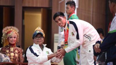 Pj. Gubernur Lampung Kalungkan Medali Emas kepada Atlet Muaythai Peraih Medali Emas