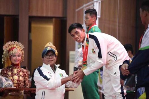 Pj. Gubernur Lampung Kalungkan Medali Emas kepada Atlet Muaythai Peraih Medali Emas