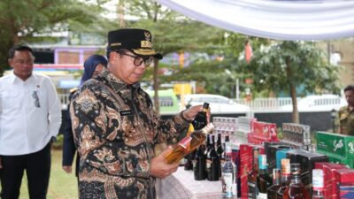 Pj. Gubernur Samsudin Hadiri Pemusnahan 28,5 Juta Batang Rokok Ilegal dan 2 Ribu Liter Miras Ilegal