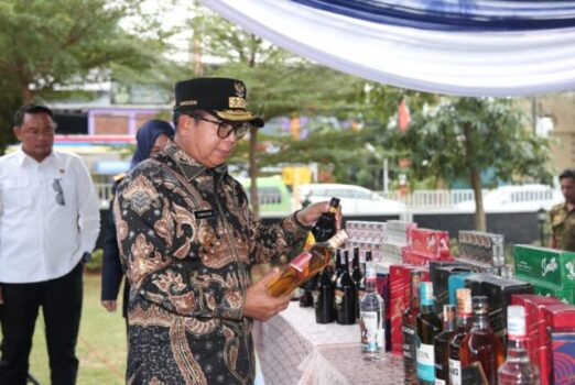 Pj. Gubernur Samsudin Hadiri Pemusnahan 28,5 Juta Batang Rokok Ilegal dan 2 Ribu Liter Miras Ilegal