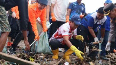 Penjabat Gubernur Lampung Samsudin Buka Kegiatan Coastal Clean Up 2024