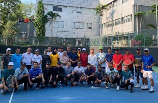 Pj. Gubernur Samsudin dan Jajaran Pemprov Olahraga Tenis Bersama Jajaran Kemenpora RI