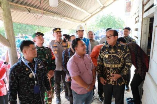 Pj. Gubernur Samsudin Lakukan Penyalaan Sambungan Listrik, Bantuan Pemasangan Gratis Masyarakat Pra-Sejahtera