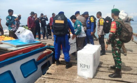 Pilkada Lampung Selatan 2024, Logistik Diantar Pakai Kapal Khusus ke Pulau Sebesi