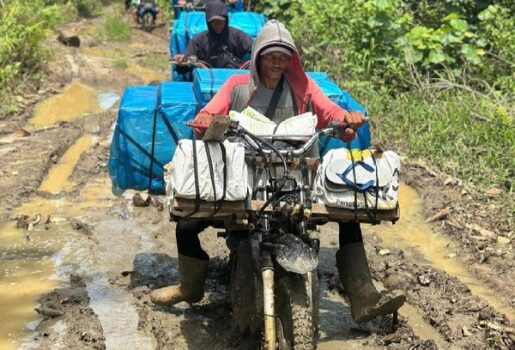 Lintasi Gunung, Jalan Berlumpur, Sungai dan Pesisir Laut Distribusi Logistik Pilkada Daerah 3T di Lampung