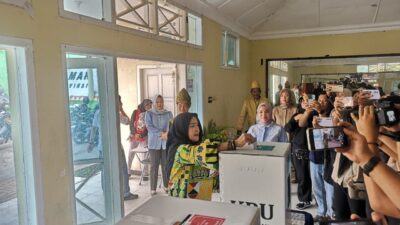 Walikota Eva Dwiana Mencoblos di TPS 005 Kelurahan Palapa