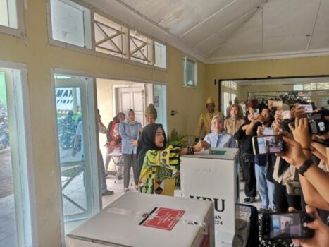 Walikota Eva Dwiana Mencoblos di TPS 005 Kelurahan Palapa