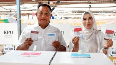 Ber-KTP Tanjung Bintang, Bupati Nanang dan Istri Nyoblos di TPS Desa Way Galih
